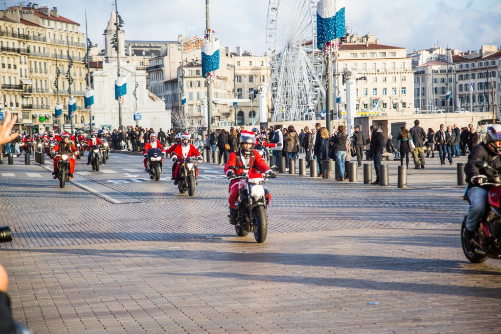 Pére Noël en moto sur le vieux port
