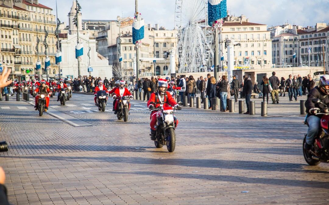 Pére Noël en moto sur le vieux port
