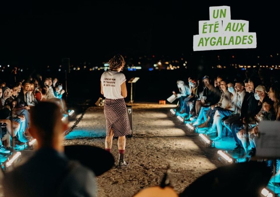 Parce que les majorettes finissent toutes sous un tas de bûches ou dans une bétonneuse /// Pina Wood