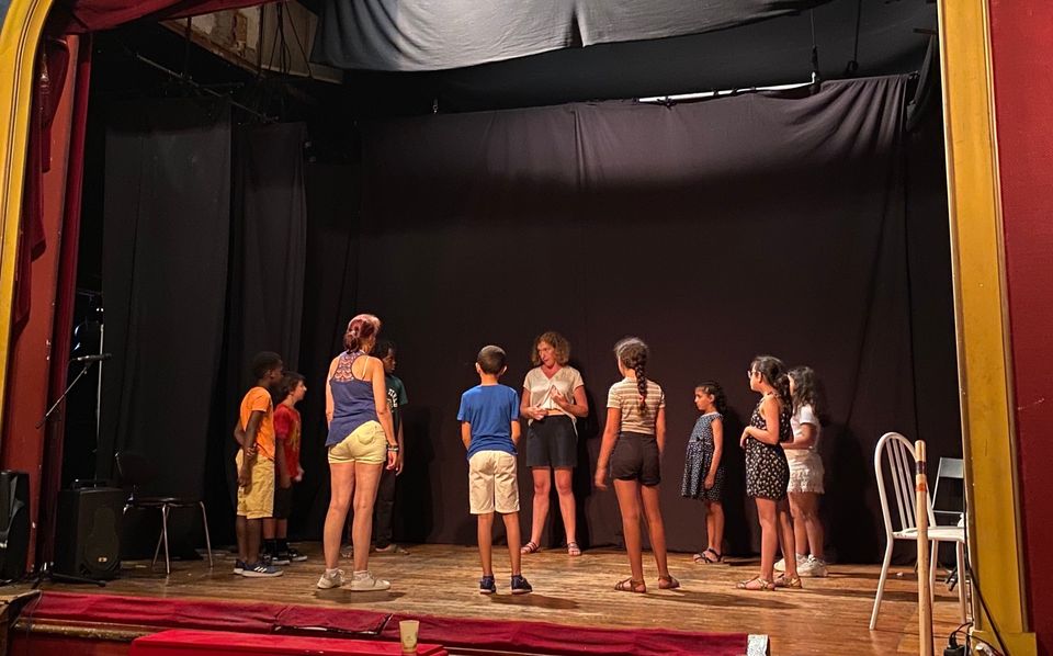 LUMIÈRE SUR LES ATELIERS DU THÉÂTRE !