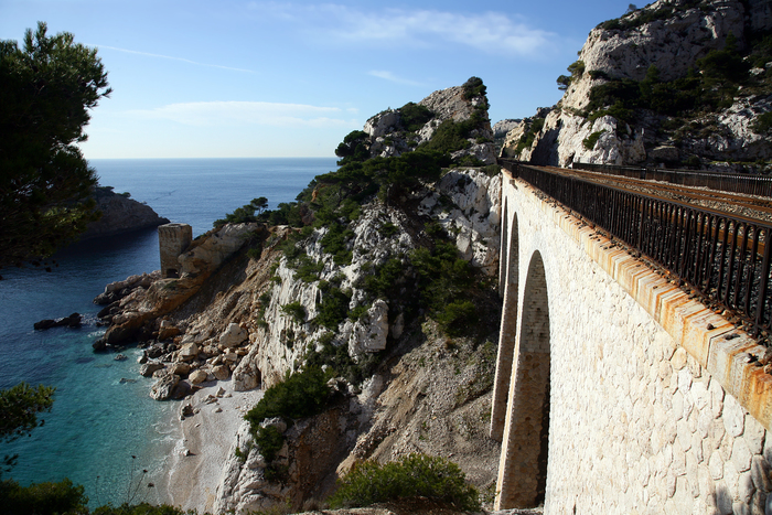 Embarquez à bord du train de la Côte Bleue, parcours panoramique au coeur des calanques, puis parti…