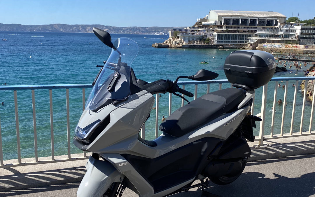 On a essayé le nouveau scooter Kymco Skytown 125 dans les rues de Marseille : la vidéo !!