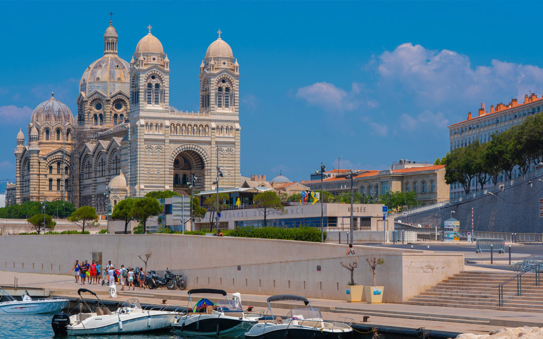 5 villes de la région Sud à (re)visiter avec un guide touristique professionnel : Marseille, Nice, Avignon, Arles et Aix En Provence !