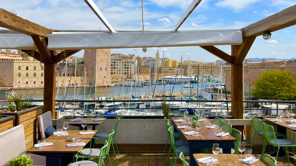 Le Rowing Club réchauffe l’hiver : DJ set, musique live et brunch face à la mer