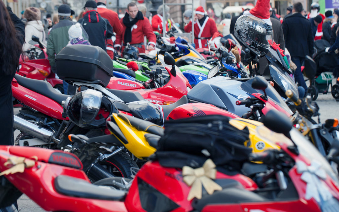 Ride des Pères Noël 2025 : quand le rugissement des moteurs rime avec solidarité