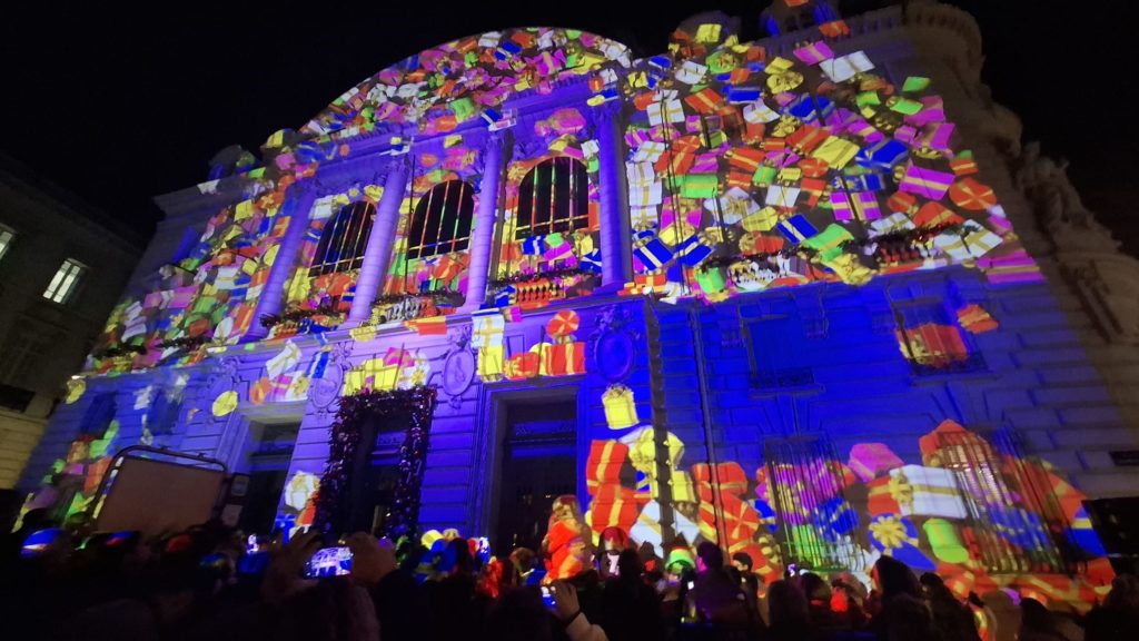 le Mapping de Noël jusqu’au 20 décembre sur la façade du siège de la Caisse d’Epargne Place Estrangin à Marseille !