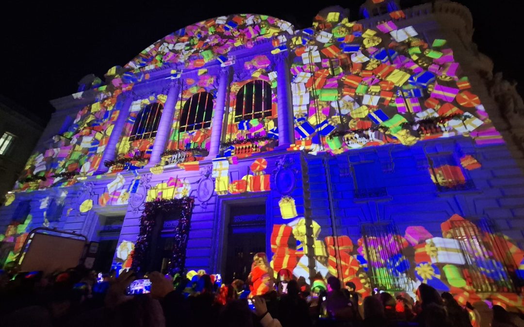 le Mapping de Noël jusqu’au 20 décembre sur la façade du siège de la Caisse d’Epargne Place Estrangin à Marseille !