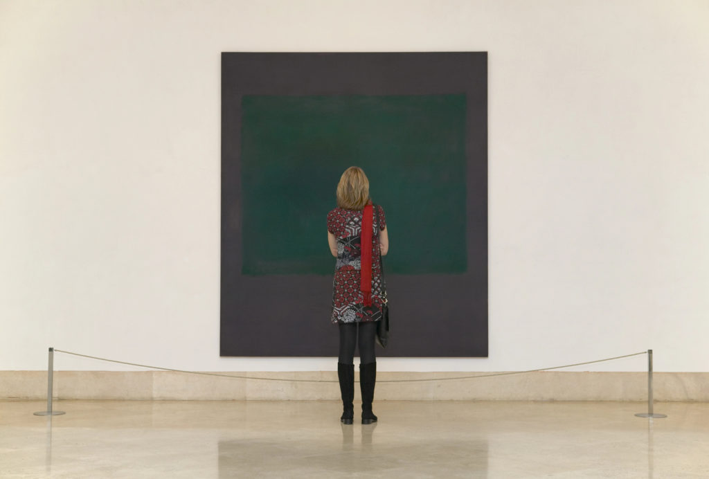 Femme devant un oeuvre d'art contemporain
