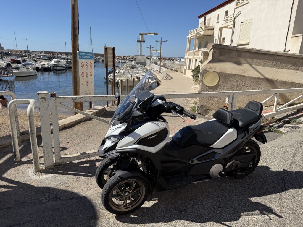 Vidéo : On a testé le 3 roues le plus puissant du marché dans les rues de Marseille, le CV 575 de Kymco !